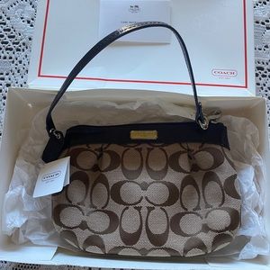 COACH SIGNATURE PLEATED MEDIUM WRISTLET